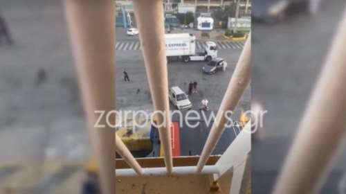 Άργησε, κρεμάστηκε από τον καταπέλτη αλλά έπεσε και έχασε τελικά το πλοίο: Απίστευτο σκηνικό στον Πειραιά [βίντεο]