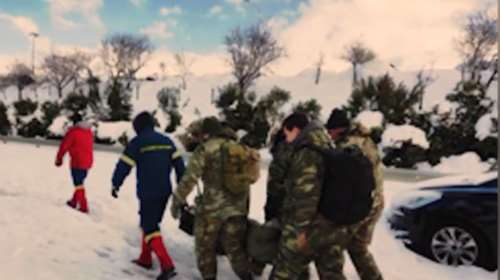 Αττική οδός: Η συγκλονιστική στιγμή που ο Στρατός απεγκλωβίζει ασθενή με σκλήρυνση κατά πλάκας [Βίντεο]