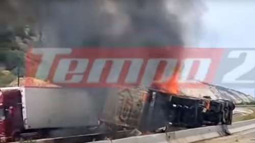 Ακράτα: Νταλίκα ανετράπη και τυλίχθηκε στις φλόγες - Τραυματίστηκε ελαφρά ο οδηγός [βίντεο]