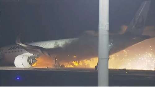 Nέος συναγερμός στην Ιαπωνία: Στις φλόγες αεροπλάνο με 379 επιβαίνοντες στο αεροδρόμιο του Τόκιο [βίντεο]