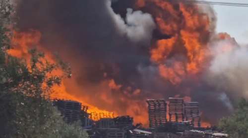 Φωτιά στον Ασπρόπυργο: Φούντωσε επικίνδυνα αποθήκη με ξύλα - Μήνυμα 112 στους κατοίκους να κλείσουν πόρτες, παράθυρα