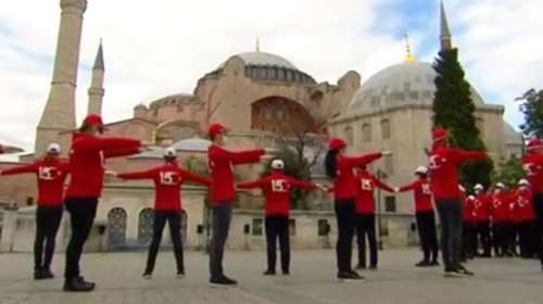 Απίστευτος Ερντογάν: Έστησε σόου έξω από την Αγιά Σοφιά για την επέτειο του πραξικοπήματος εναντίον του [Βίντεο]