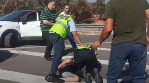 Φωτιά στη Μάνδρα: Ξύλο ανάμεσα σε κατοίκους και αστυνομικούς που δεν τους άφηναν να πάνε στα σπίτια τους [βίντεο]