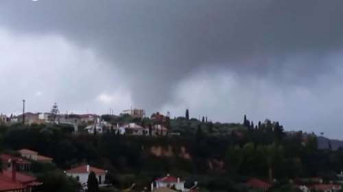 Κακοκαιρία ATENA: Μπουρίνι δημιούργησε υδροστρόβιλο στην Κορώνη [βίντεο]