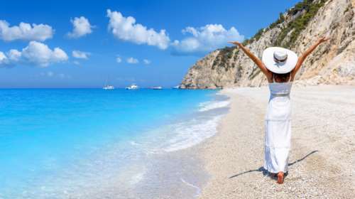 Γαλάζια Σημαία 2025: 2η η Ελλάδα παγκοσμίως με 657 βραβευμένες ακτές και μαρίνες - Αναλυτικά η λίστα