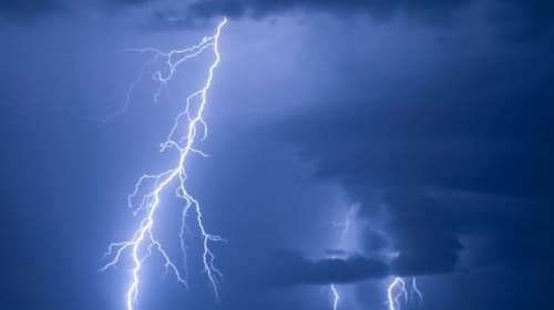 Πάνω από 53.000 κεραυνοί:  Μεγάλα ύψη βροχής σε Σποράδες, Εύβοια και Πελοπόννησο- Πώς εξελίσσεται η κακοκαιρία