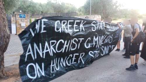 Ρουβίκωνας: Πανό έξω από το σπίτι του υπουργού Δικαιοσύνης Κώστα Τσιάρα [Εικόνα]