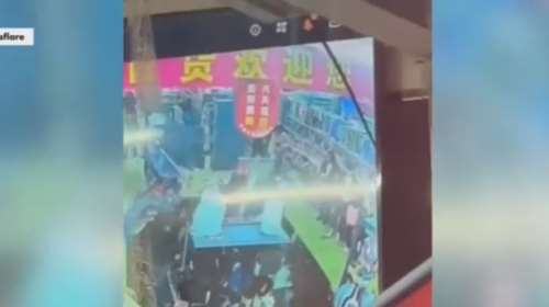 Σοκαριστικό βίντεο: Άνοιξε το πάτωμα σούπερ μάρκετ και &quot;κατάπιε&quot; τους πελάτες