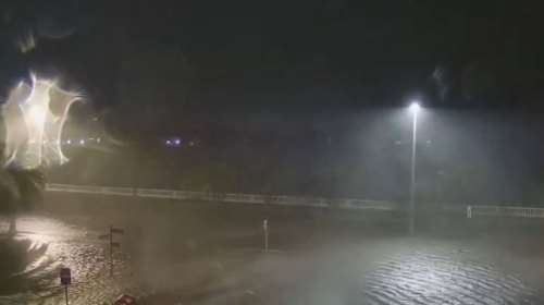 &quot;Τραντάζεται το σπίτι, γίνεται κατακλυσμός&quot;: Ελληνοκύπρια περιγράφει τον τρόμο από τον τυφώνα Μίλτον στο Ορλάντο