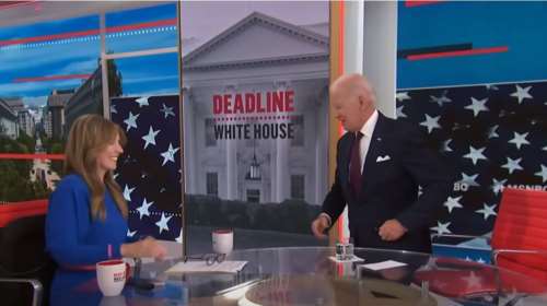 Viral η νέα γκάφα του Τζο Μπάιντεν: Σηκώθηκε να φύγει από τηλεοπτικό πλατό όπου έδινε συνέντευξη [Βίντεο]