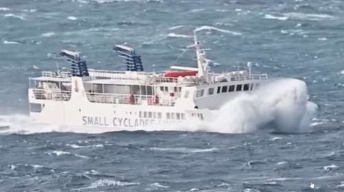 Βίντεο που κόβει την ανάσα: Η μάχη του πλοίου "Express Skopelitis" με τα κύματα και τα Μποφόρ