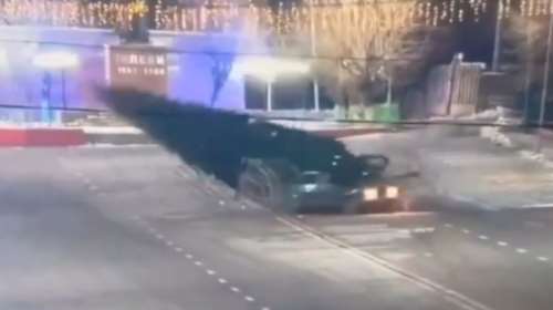 Καζακστάν: Οδηγός... Fast &amp; Furious έκανε ντριφτ για κλάματα και γκρέμισε το χριστουγεννιάτικο δέντρο [βίντεο]