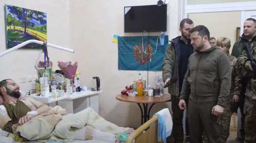 Πόλεμος στην Ουκρανία: Ο Ζελένσκι επισκέφθηκε τραυματίες στρατιώτες σε πολεμικό νοσοκομείο - Τους έδωσε βραβεία [βίντεο]