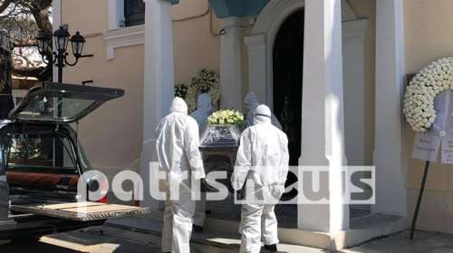 Αμαλιάδα: Mε στολές και μάσκες το τελευταίο αντίο στο πρώτο θύμα του κορονοϊού