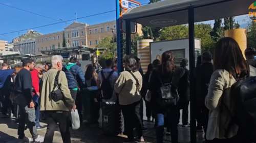 ΜΜΜ: Ουρές σε στάσεις λεωφορείων λόγω της στάσης εργασίας [βίντεο]