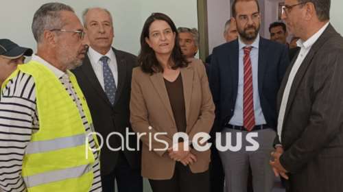 Απρόοπτο για την Κεραμέως στα εγκαίνια σχολείου στην Ηλεία - Αισθάνθηκε αδιαθεσία και της έδωσε πρώτες βοήθειες ο δήμαρχος