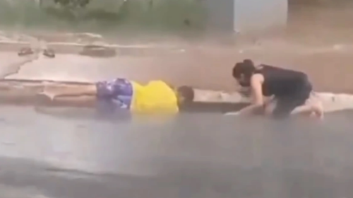 Συγκινητική διάσωση στην Ισπανία: Πώς έσωσαν σκυλίτσα με κουτάβια σε φρεάτιο