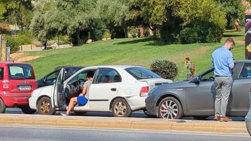 Καραμπόλα με τέσσερα οχήματα στη Βασιλίσσης Σοφίας - Μικρές καθυστερήσεις στο σημείο [βίντεο]