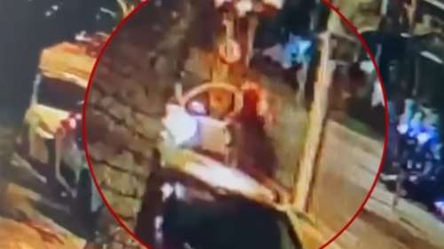 Απίστευτο σκηνικό στην Καλλιθέα: Οδηγός έβρισε τον πεζό που παρέσυρε - Βίντεο ντοκουμέντο από το τροχαίο