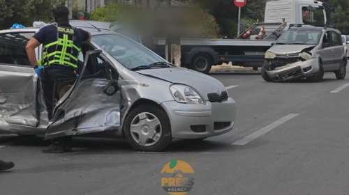 Χάος στη Γλυφάδα: Τουρίστας παραβίασε &quot;STOP&quot; και προκάλεσε τροχαίο με δύο τραυματίες και τέσσερα οχήματα [βίντεο]