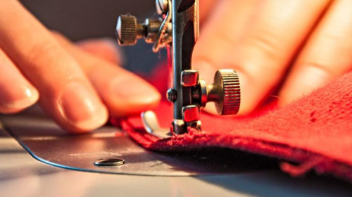 Ο ιταλικός οίκος μόδας Πράντα παράγει μόνο μάσκες και ιατρικές στολές