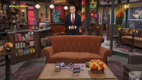 "Φιλαράκια": Ο Ευαγγελάτος "μπήκε" στο Central Perk και έγινε viral - Το ειρωνικό σχόλιο της Ακρίτα