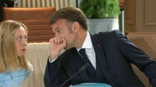 G7: Η απίστευτη γκριμάτσα της Μελόνι - Γουρλώνει τα μάτια της όταν ο Μακρόν κάτι της ψιθυρίζει [βίντεο]