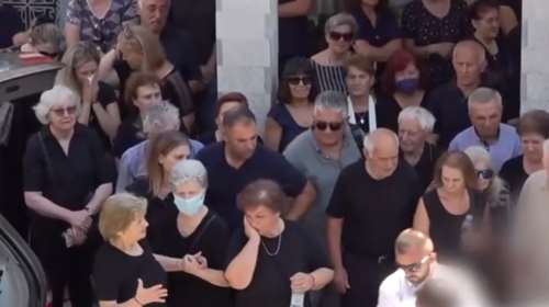 Θρήνος στη Λιβαδειά: Βαρύ πένθος στην κηδεία του 48χρονου που πέθανε από τσίμπημα αράχνης στην Ηλεία [βίντεο]