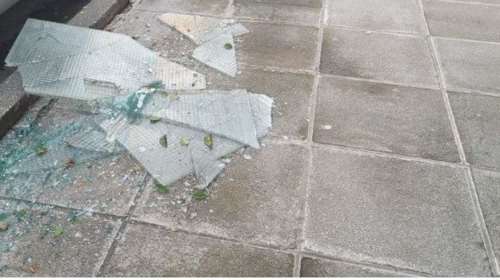 Λάρισα: Απίστευτο περιστατικό, τζάμι &quot;προσγειώθηκε&quot; σε κεφάλι μαθητή - Έκοψε στο πόδι και συμμαθητή του