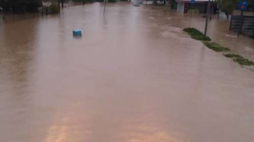 "Βυθίστηκε" από τη βροχή ο Κολωνός: Πλημμυρισμένα σπίτια και κλειστοί δρόμοι