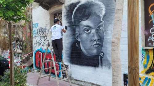 &quot;Ο Νίκος θα μείνει για πάντα στη Λάρισα&quot;: Το συγκινητικό γκράφιτι στο κτίριο όπου έχασε τη ζωή του ο 22χρονος φοιτητής