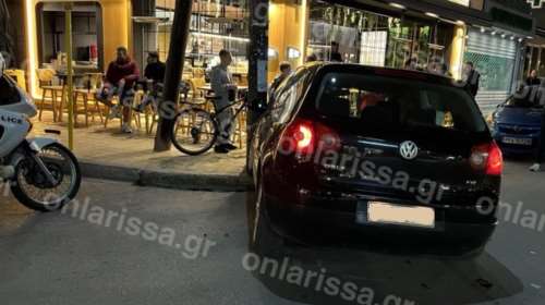 Τροχαίο στη Λάρισα: Αυτοκίνητο έπεσε πάνω σε κολώνα - Σώθηκαν τελευταία στιγμή θαμώνες καφετέριας