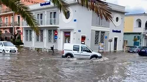 Κεφαλονιά: Πλημμύρισαν δρόμοι από σφοδρή καταιγίδα και χαλάζι -  Αεροπλάνο επέστρεψε στην Αθήνα