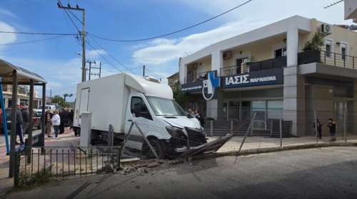 Σοβαρό τροχαίο στον Μαραθώνα: Οδηγός φορτηγού έχασε τον έλεγχο και τραυμάτισε μαθητή