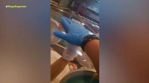 Η εικόνα της ημέρας: Γιατρός κρατάει το χέρι και δίνει κουράγιο σε ασθενή στην ειδική κάψουλα αεροδιακομιδής