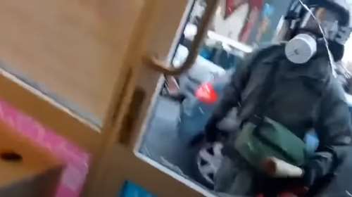 Εξάρχεια: Σάλος με αστυνομικό των ΜΑΤ που σπάει τζαμαρία μαγαζιού και φωνάζει &quot;ναι, είμαι τρελός&quot; [βίντεο ντοκουμέντο]