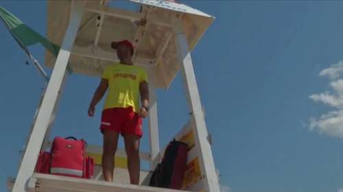 Δραματική διάσωση στην Αμμουδάρα: Έσωσαν 57χρονη τουρίστρια χάρη στην καίρια επέμβαση ναυαγοσώστη