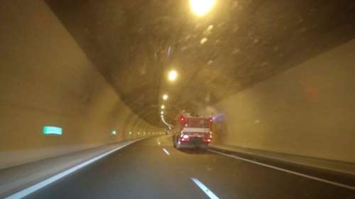 Οι πυροσβέστες από την Τσεχία στη μάχη: Η στιγμή που κομβόι οχημάτων διασχίζει τα τούνελ στα Τέμπη