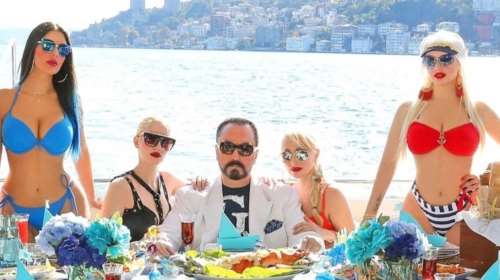 Απίστευτο: Τούρκος &quot;τηλε-γκουρού&quot; που εμφανιζόταν σε εκπομπή μαζί με ημίγυμνα μοντέλα &quot;έφαγε&quot; 8.658 χρόνια φυλακή
