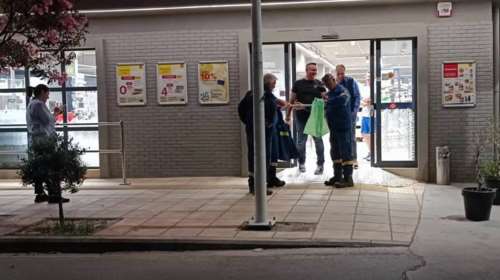 Αλμυρός: Φίδι έκανε... βόλτα μέσα σε σούπερ μάρκετ [βίντεο]