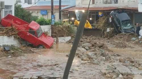 Αγία Πελαγία: Πάνω από 30 αυτοκίνητα και μηχανάκια στη θάλασσα - Τους ζητούν 400 ευρώ για να τα &quot;ψαρέψουν&quot;