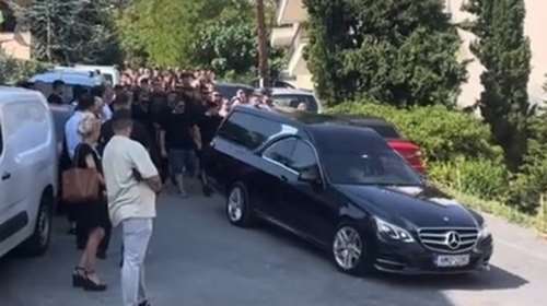 Βέροια: Θρήνος στην κηδεία του 19χρονου Γιάννη που έχασε τη ζωή του στο λούνα παρκ της Χαλκιδικής