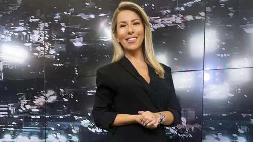Λαμπερή  η Αναστασία Γιάμαλη: Με κομψό ολόλευκο κουστούμι στην επίσημη φωτογράφιση για την ένταξη της στο MEGA [εικόνες]