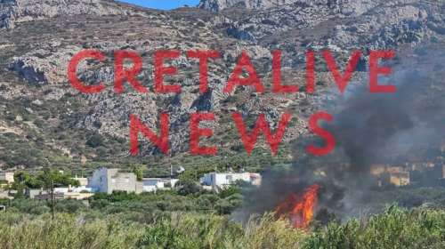 Φωτιά τώρα στην Ιεράπετρα: Άρπαξαν τροχόσπιτο και φιάλες υγραερίου και επεκτάθηκε σε καλαμιές- Μήνυμα από το 112