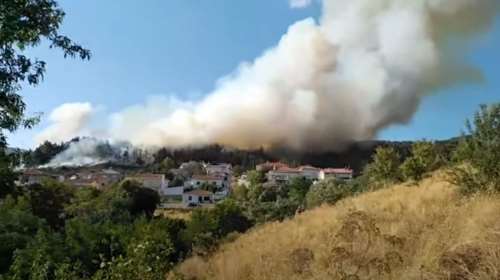 Φωτιά στα Γρεβενά: Καίει κοντά σε σπίτια, επιχειρούν 4 ελικόπτερα