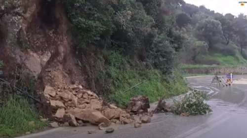 Κακοκαιρία: Πλημμύρες και κατολισθήσεις σε Ζάκυνθο και Μπράλο - Χιόνια στο Χορτιάτη [βίντεο]