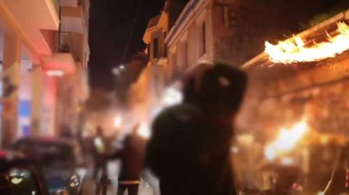 Βίντεο-ντοκουμέντο: Η επίθεση με δεκάδες μολότοφ εναντίον διμοιρίας των ΜΑΤ στα Εξάρχεια
