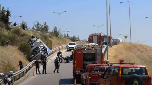 Θεσσαλονίκη: Αναποδογύρισε φορτηγό στον περιφερειακό - Εγκλωβίστηκε ο οδηγός [εικόνες, βίντεο]
