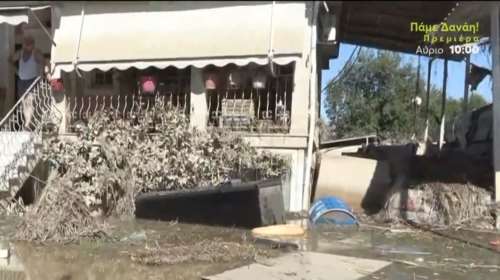 Κακοκαιρία Daniel: Δημοσιογράφος του MEGA κυκλοφορεί με βάρκα σε χωριό και τη δένει στα κάγκελα σπιτιού [βίντεο]