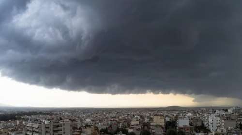 Καιρός: Σφοδρή μπόρα στην Αθήνα λόγω &quot;Θάλειας&quot; - Ποτάμια οι δρόμοι